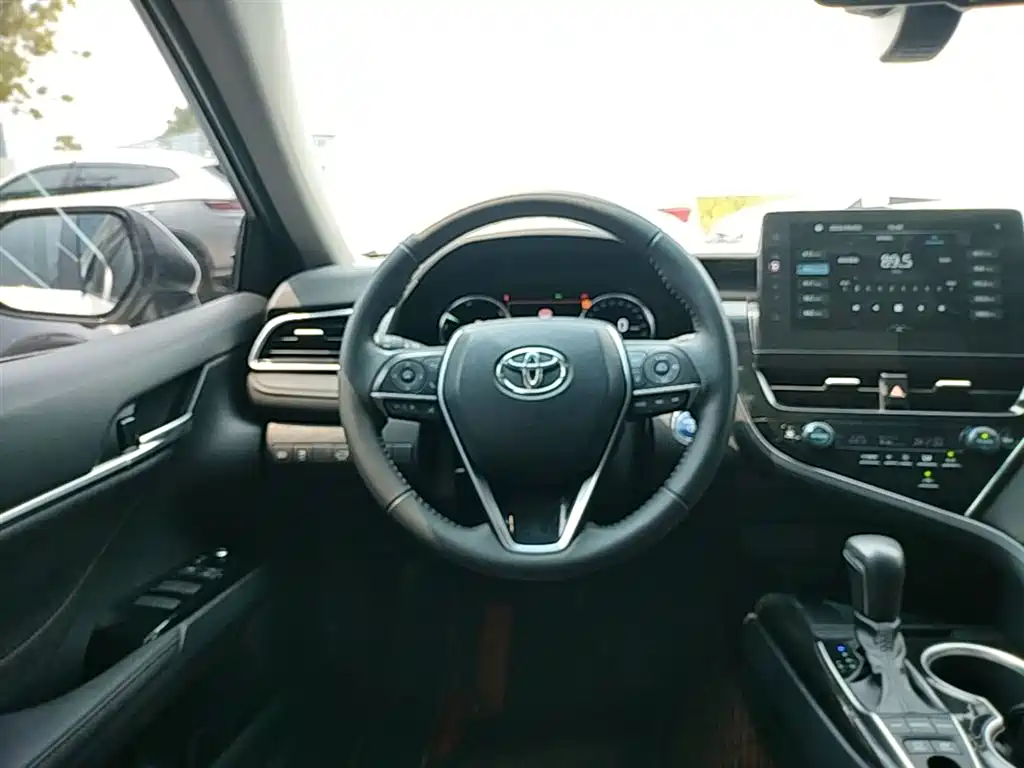 Toyota Camry 2023 — фото 11