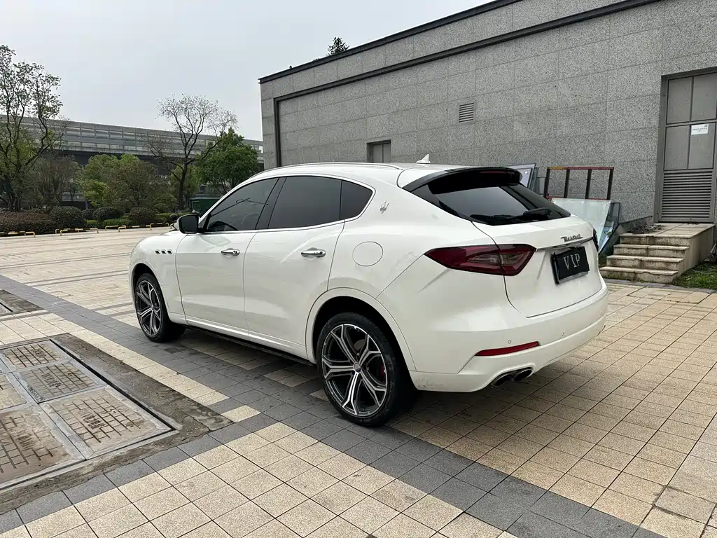 Maserati Levante 2018 — фото 11