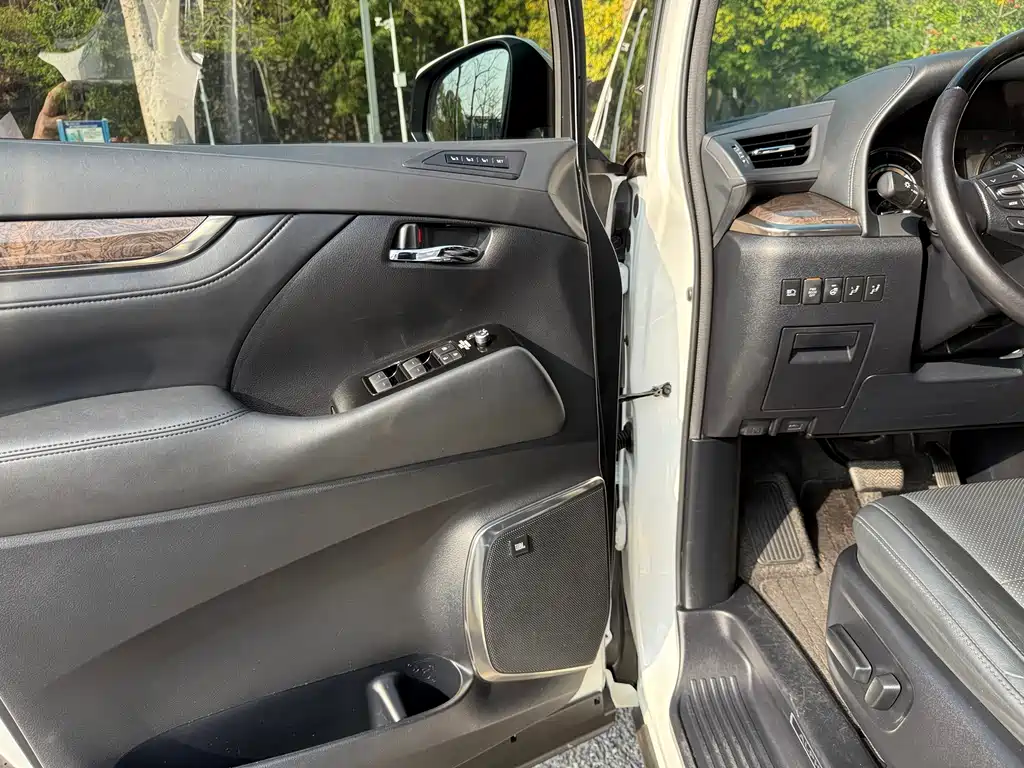 Toyota Alphard 2022 — фото 17