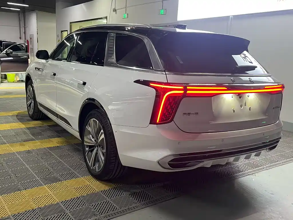 Hongqi E-HS9 2021