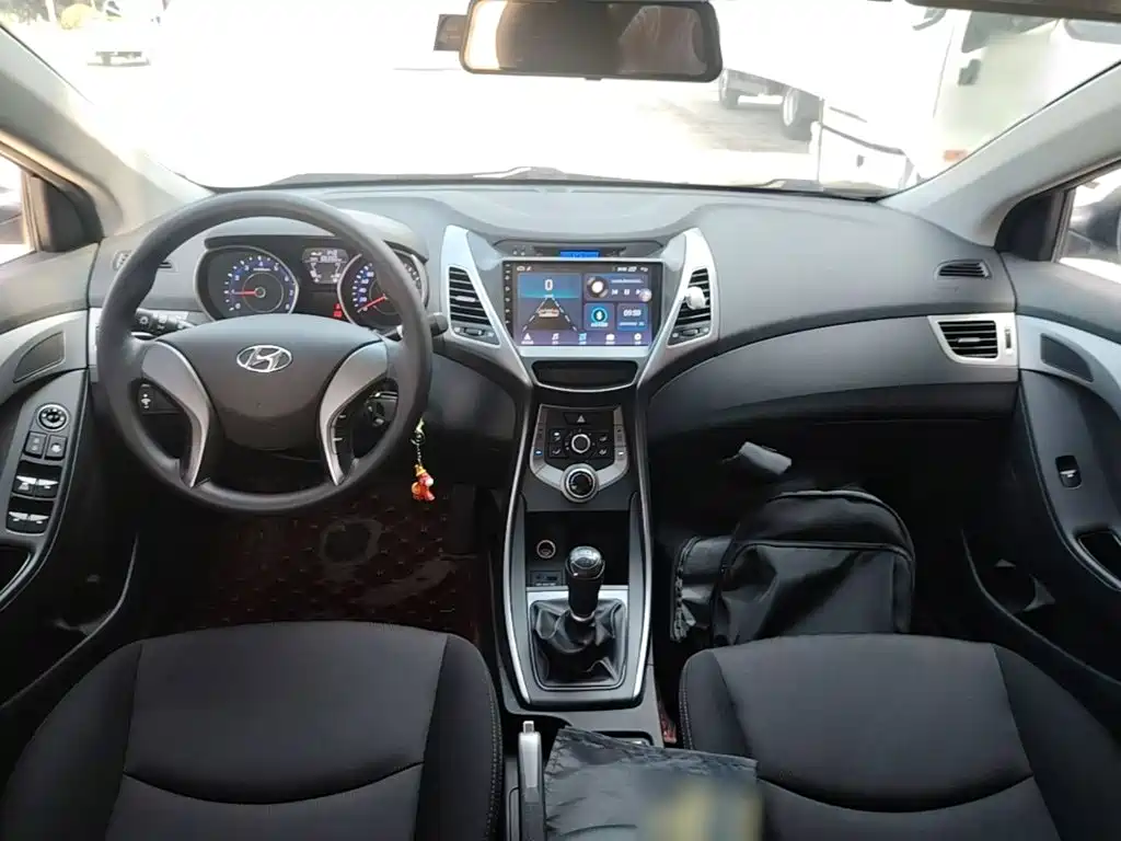 Hyundai Elantra 2016 — фото 10