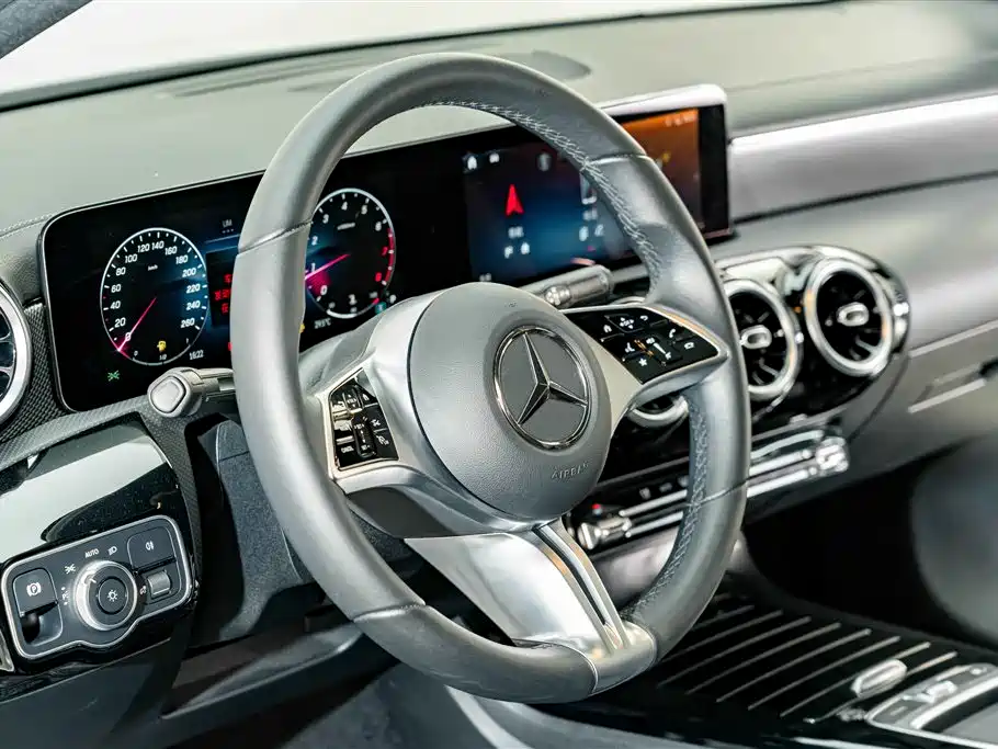 Mercedes-Benz A-Class 2024 — фото 10