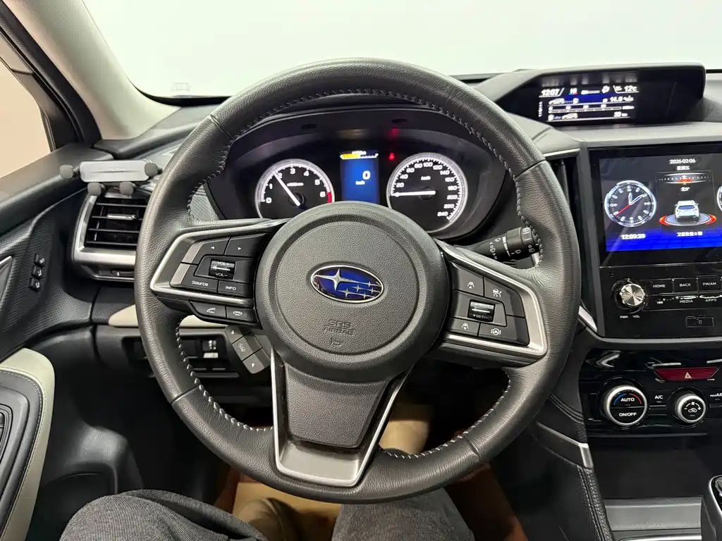 Subaru Forester 2023 — фото 10