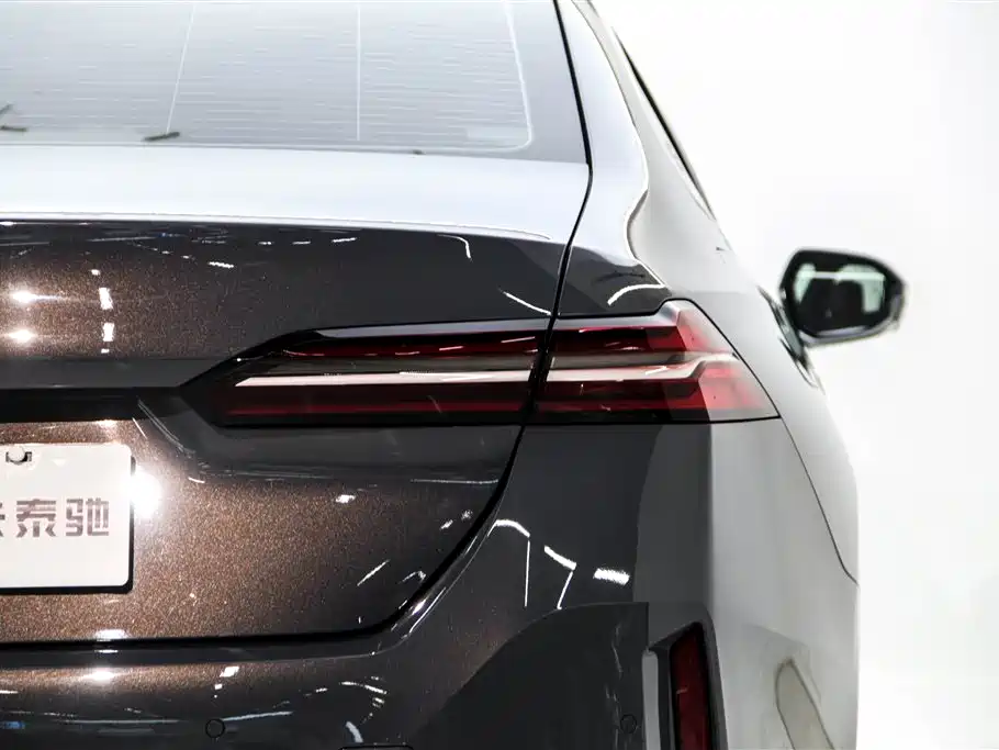 BMW 5 Series 2025 — фото 10