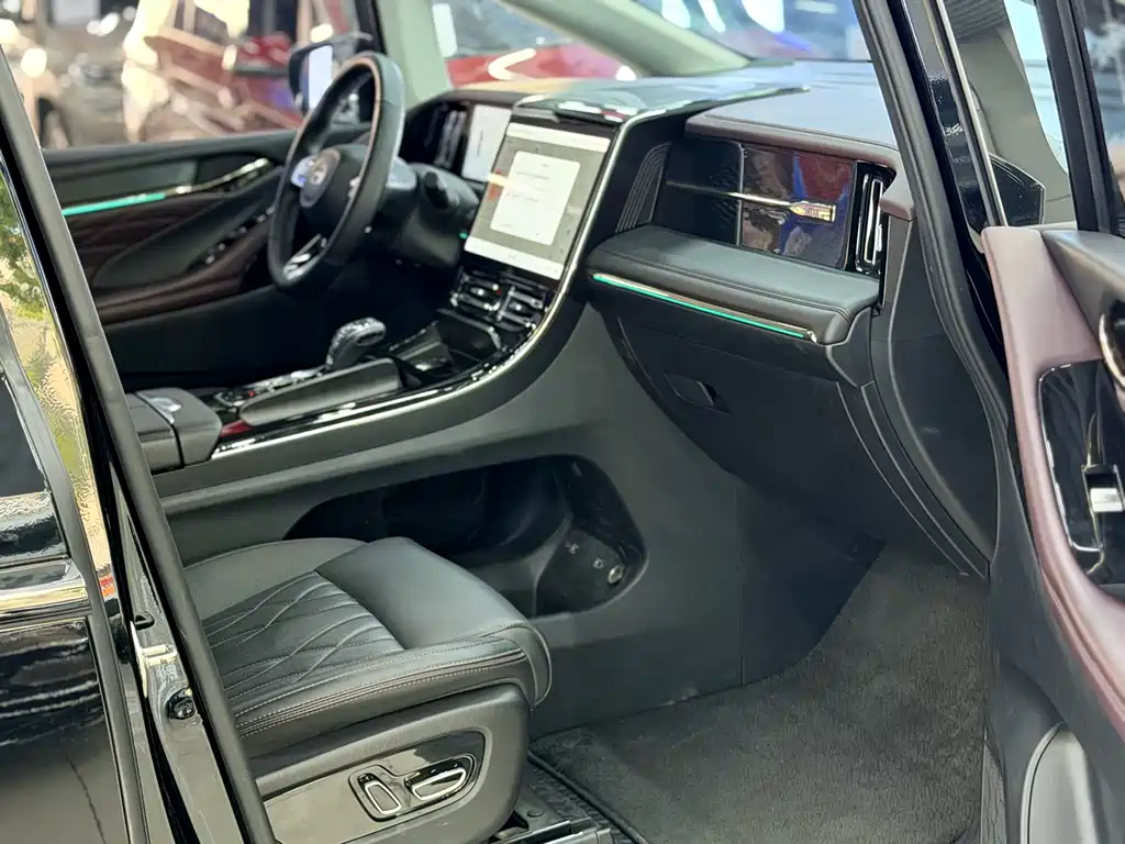 GAC Motor Trumpchi M8 2024 — фото 14