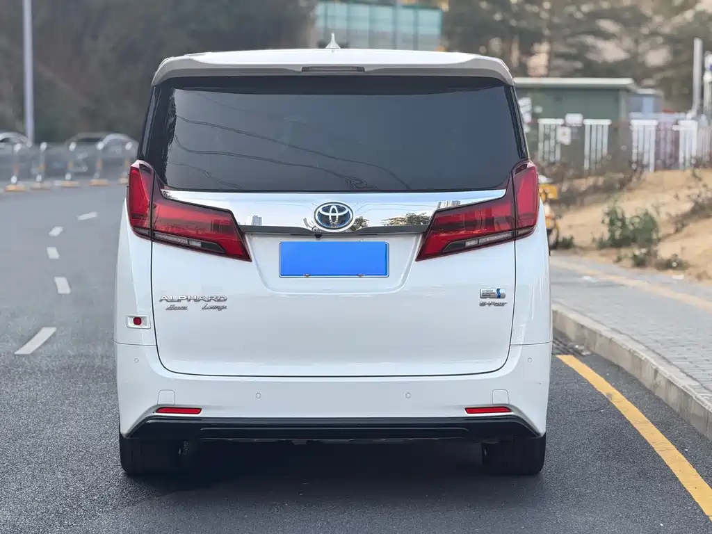 Toyota Alphard 2023 — фото 19