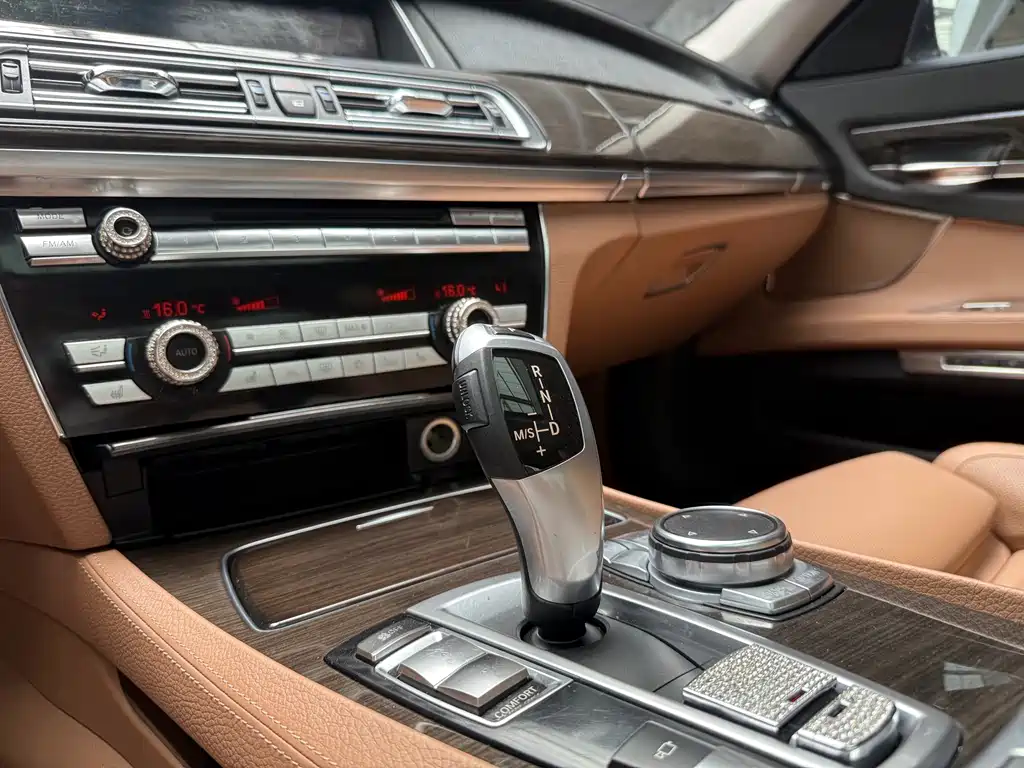 BMW 7 Series 2015 — фото 12