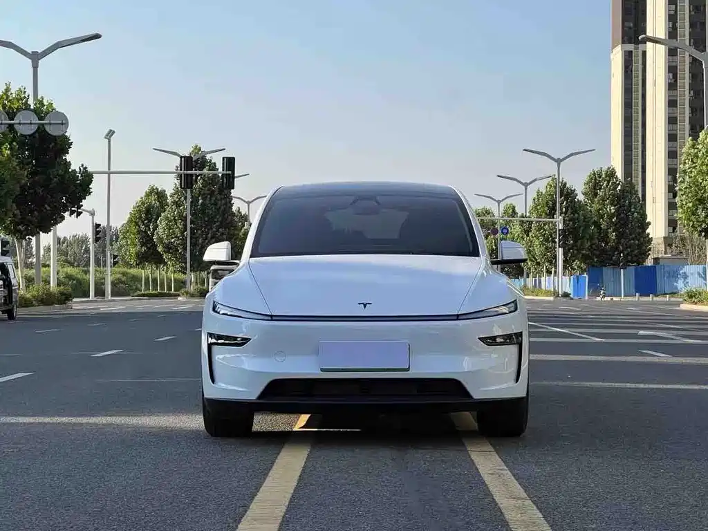 Tesla Model Y L 2026 — фото 2