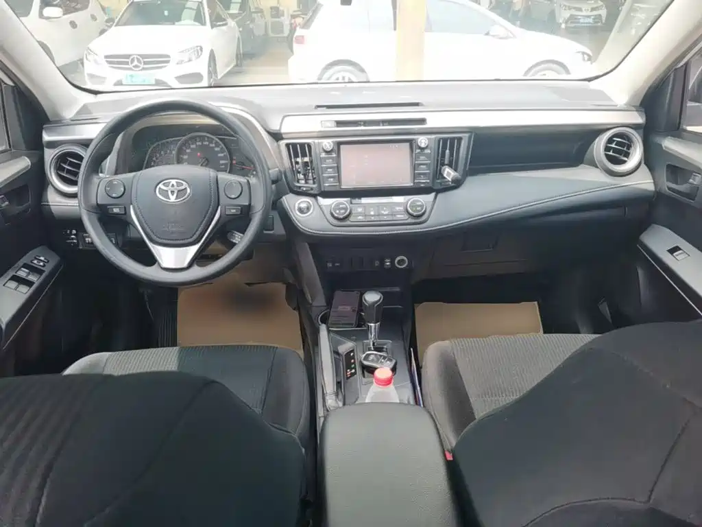 Toyota RAV4 2017 — фото 10