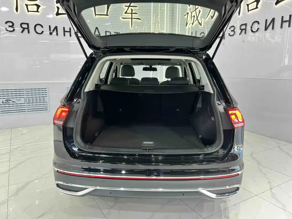 Volkswagen Tiguan L 2023 — фото 17