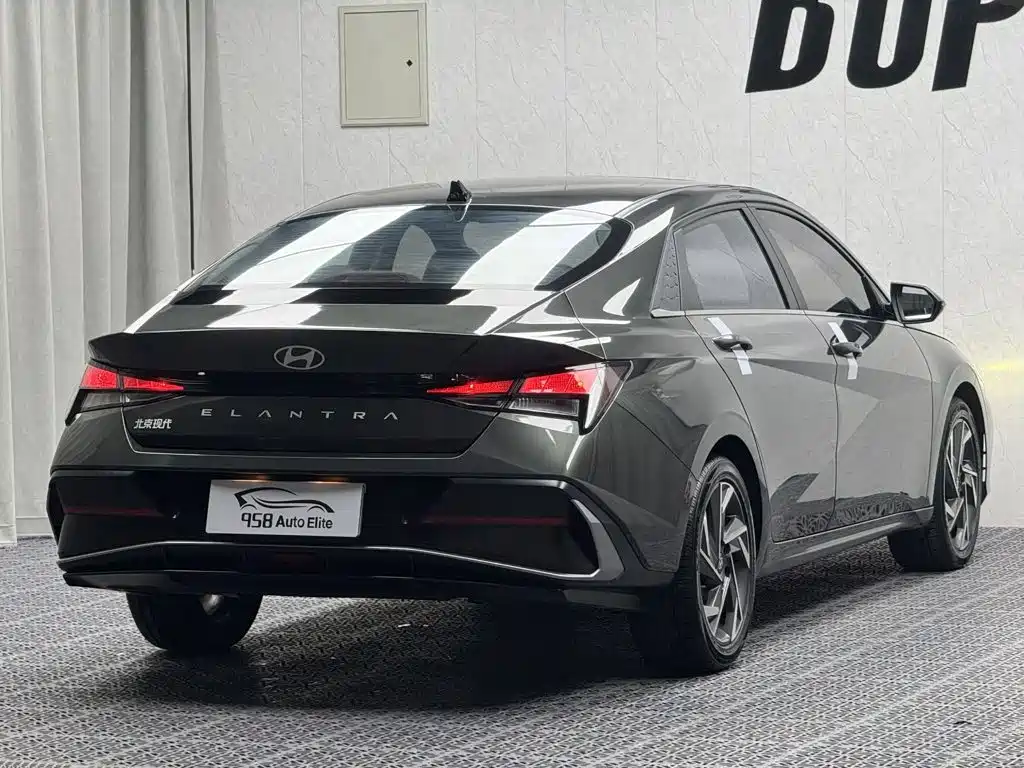 Hyundai Elantra 2023 — фото 11