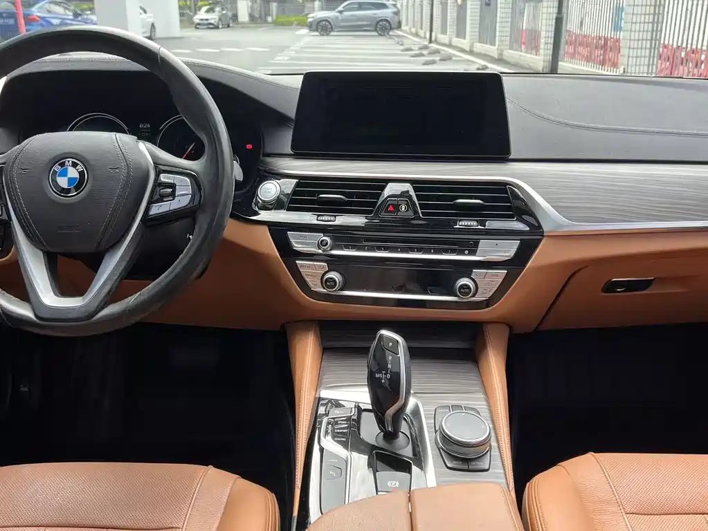 BMW 5 Series New Energy 2018 — фото 18