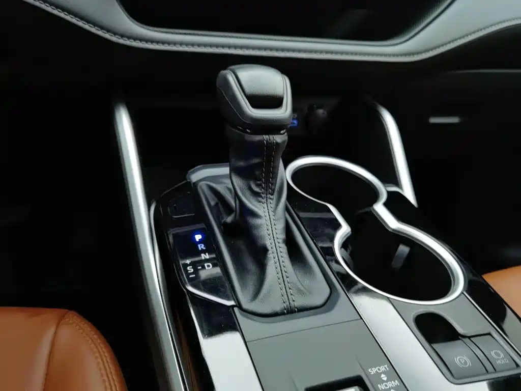 Toyota Crown Kluger 2023 — фото 13