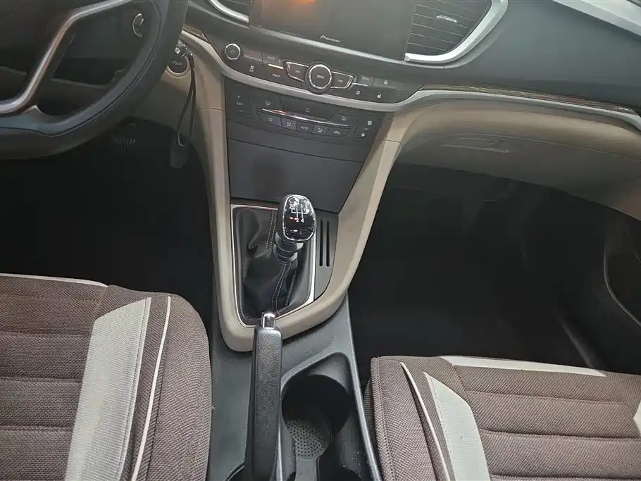 Buick Excelle 2015 — фото 16