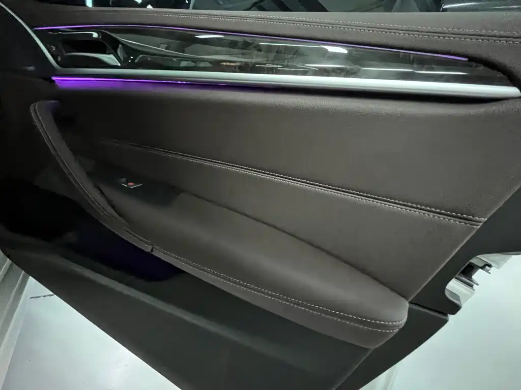 BMW 5 Series 2021 — фото 15