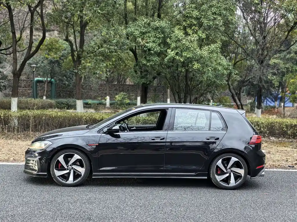 Volkswagen Golf GTI 2018 — фото 3