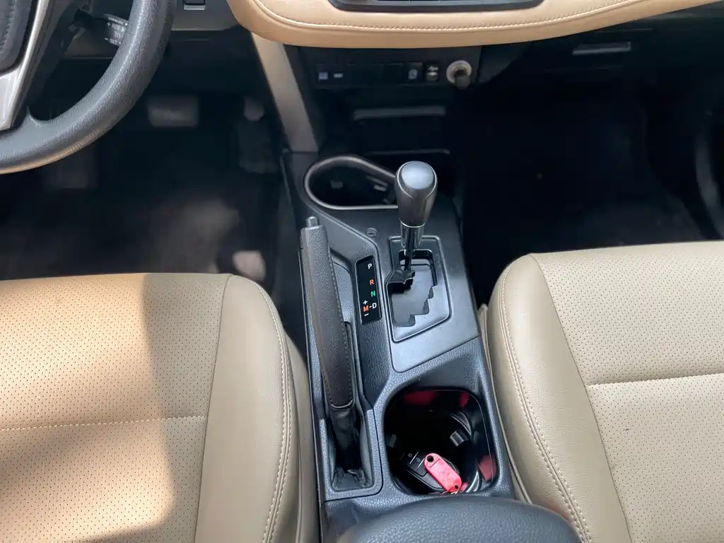 Toyota RAV4 2017 — фото 15