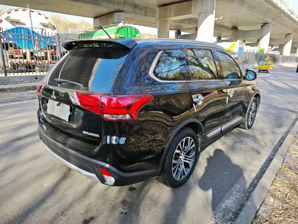 Mitsubishi Outlander 2017 — фото 3