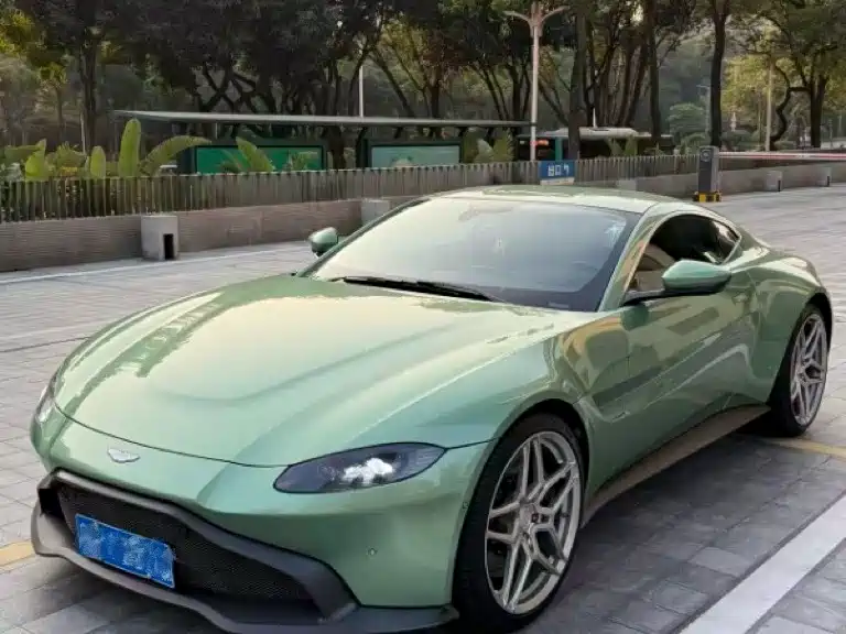 Aston Martin V8 Vantage 2019 — фото 1
