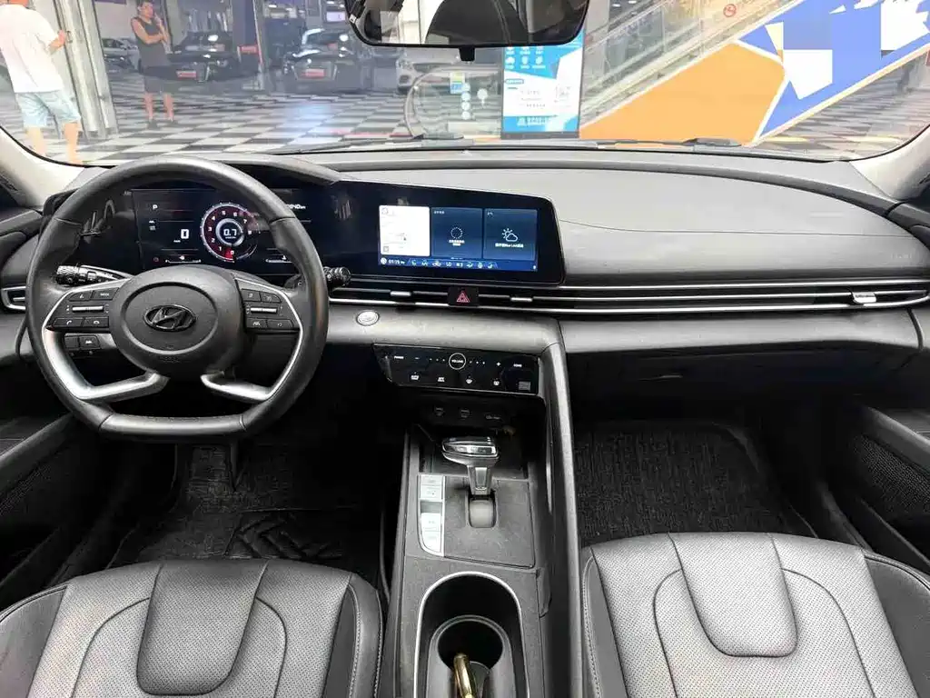 Hyundai Elantra 2023 — фото 10