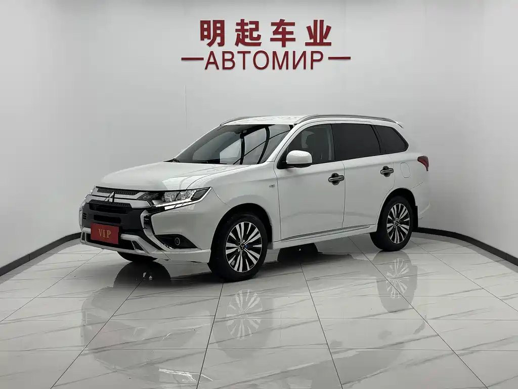 Mitsubishi Outlander 2023 — фото 1