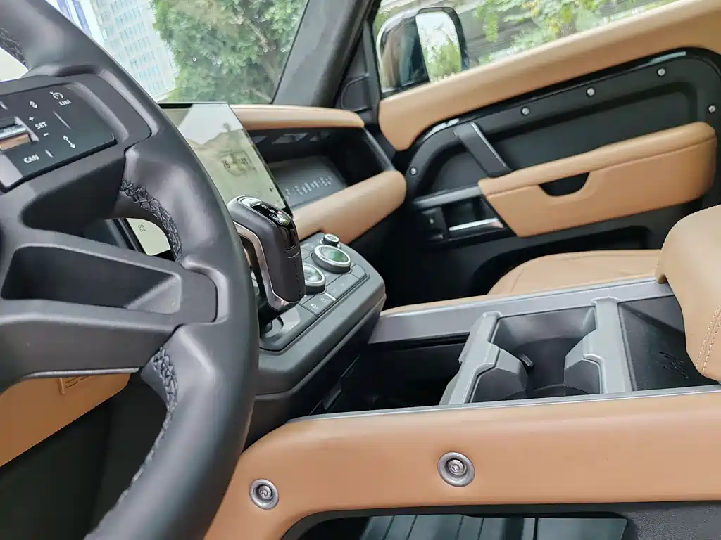 Land Rover Defender 2024 — фото 12