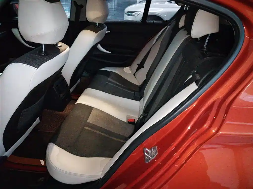 BMW 1 Series 2017 — фото 14