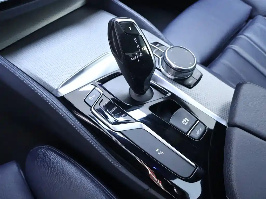 BMW 5 Series 2018 — фото 12