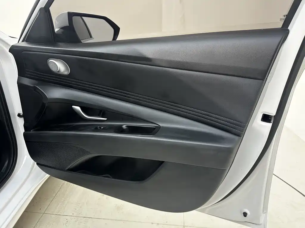 Hyundai Elantra 2023 — фото 16