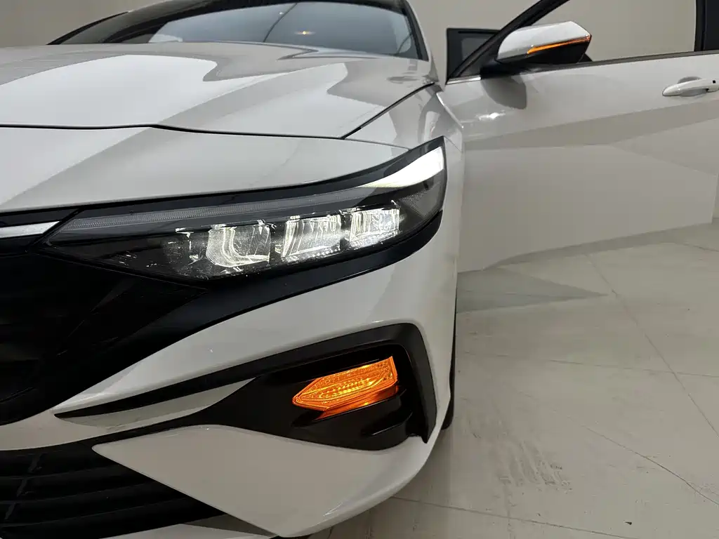 Hyundai Elantra 2023 — фото 18