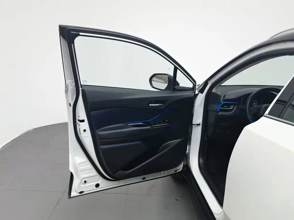 Toyota C-HR 2020 — фото 8