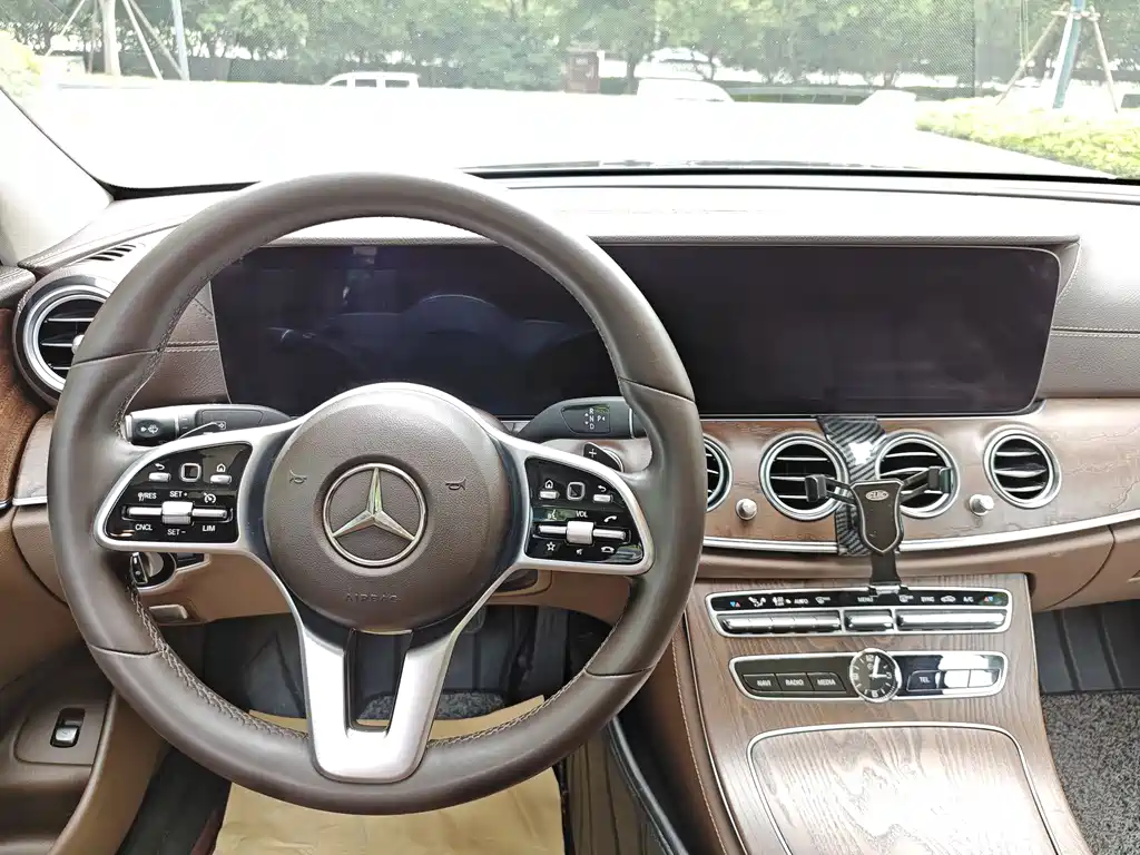Mercedes-Benz E-Class 2019 — фото 14