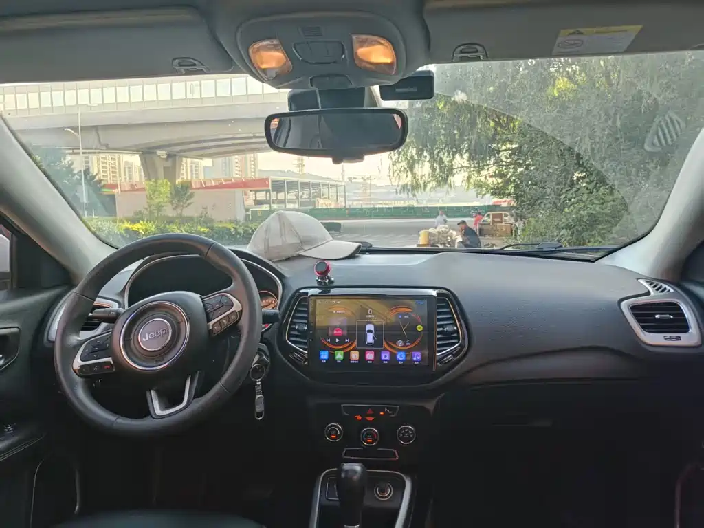 Jeep Compass 2018 — фото 10