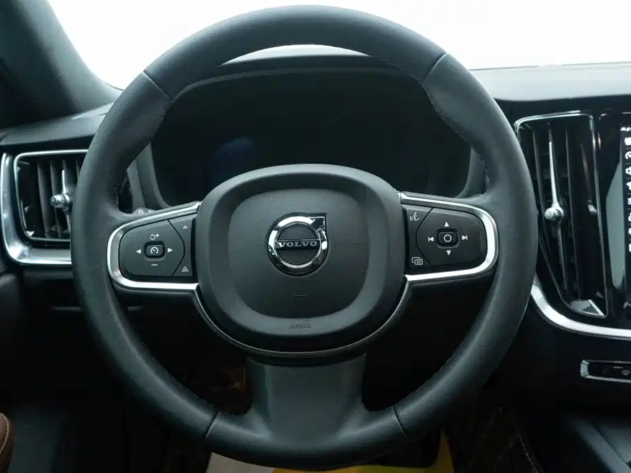 Volvo S60 2023 — фото 19