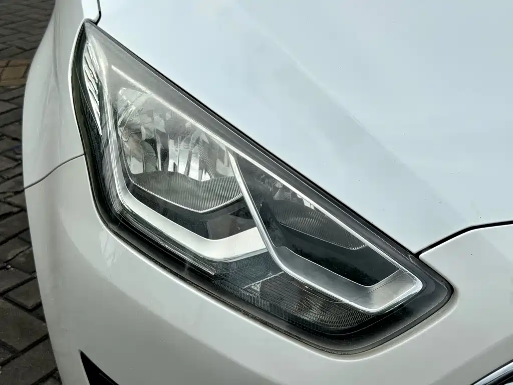 Ford Escort 2017 — фото 10