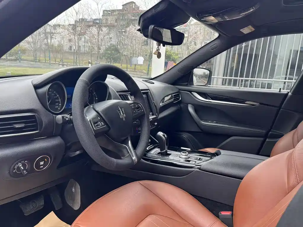 Maserati Levante 2018 — фото 11
