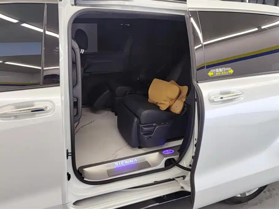 Toyota Sienna 2023 — фото 11