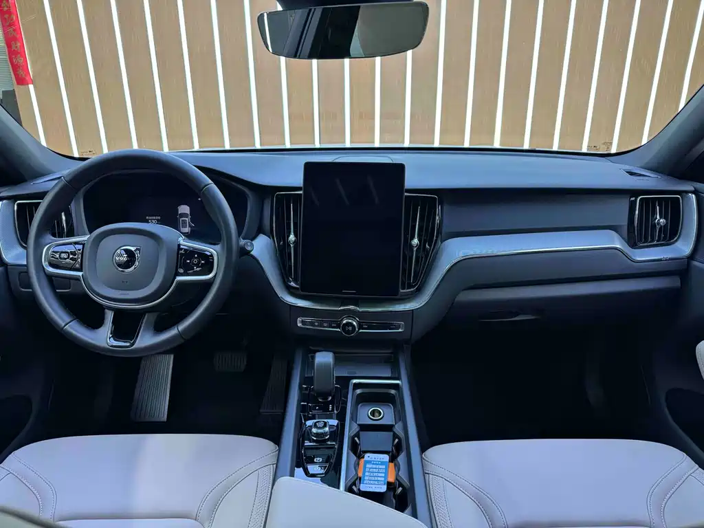 Volvo XC60 2025 — фото 11