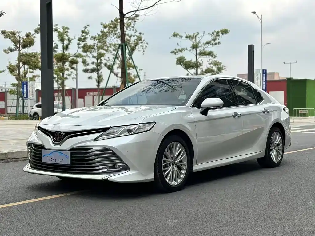 Toyota Camry 2021 — фото 1