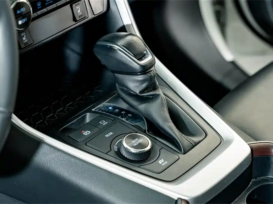 Toyota RAV4 2021 — фото 12