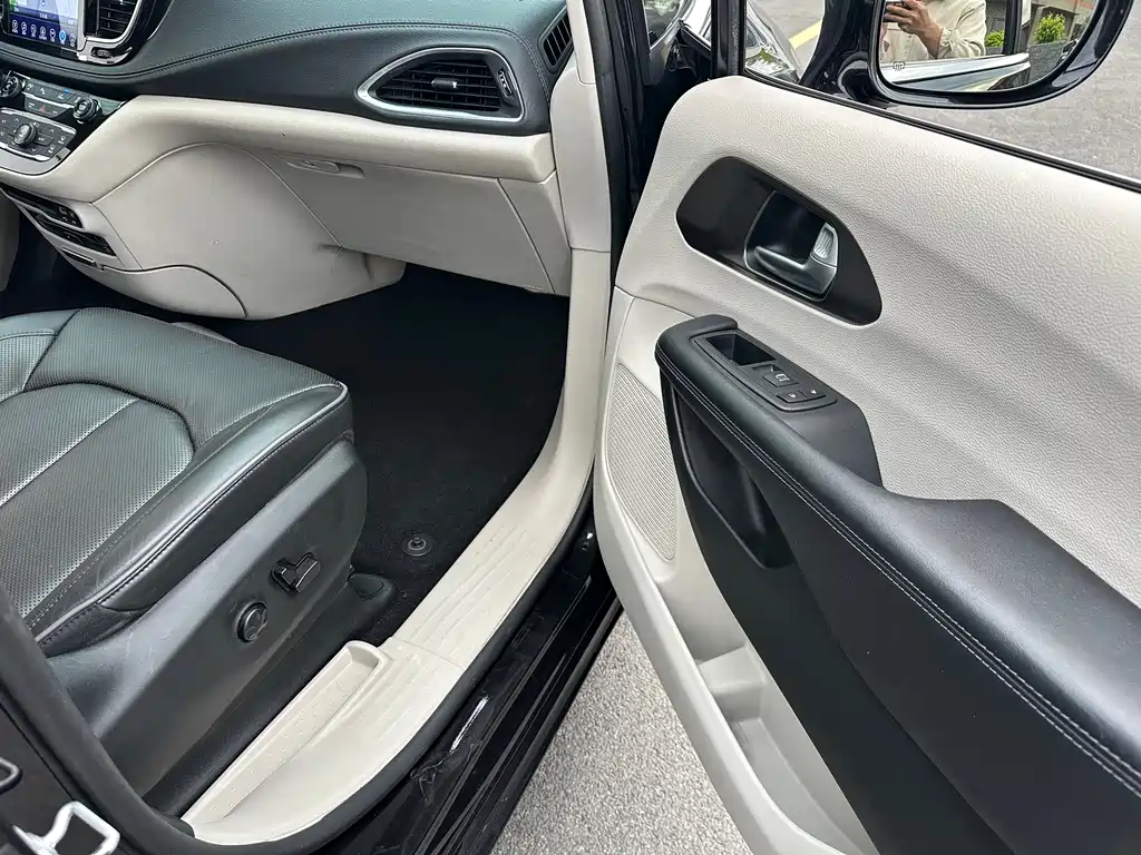 Chrysler Grand Voyager 2017 — фото 22