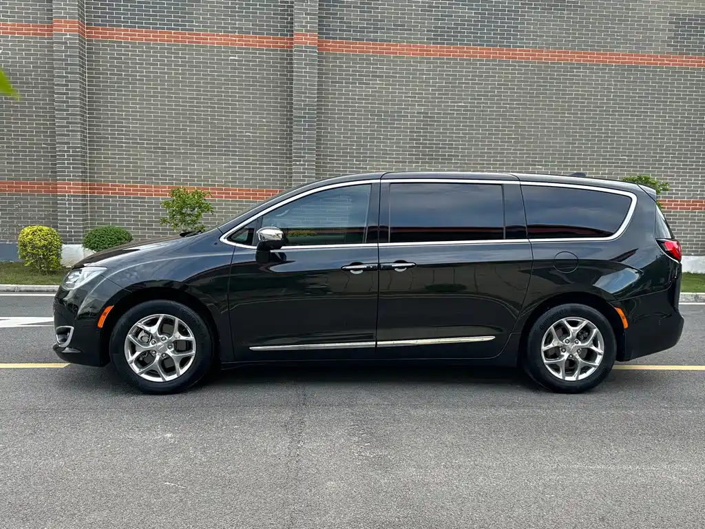Chrysler Grand Voyager 2017 — фото 4