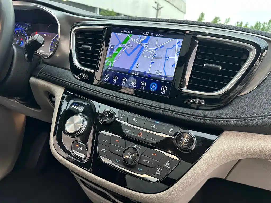 Chrysler Grand Voyager 2017 — фото 29