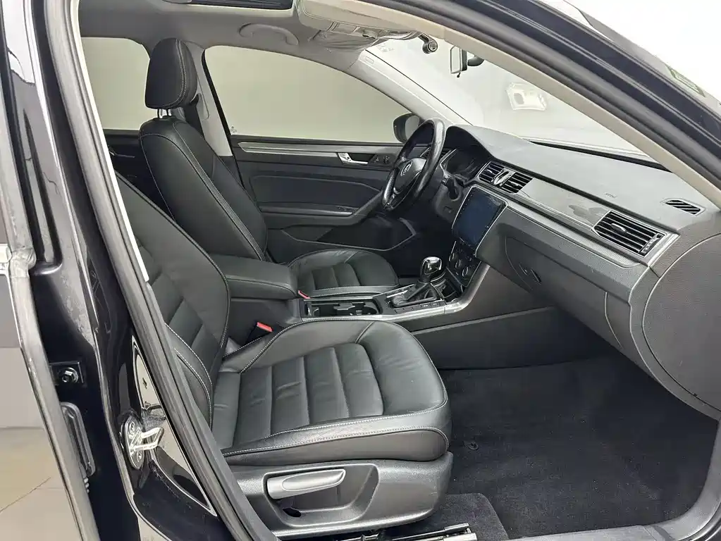 Volkswagen Passat 2018 — фото 15