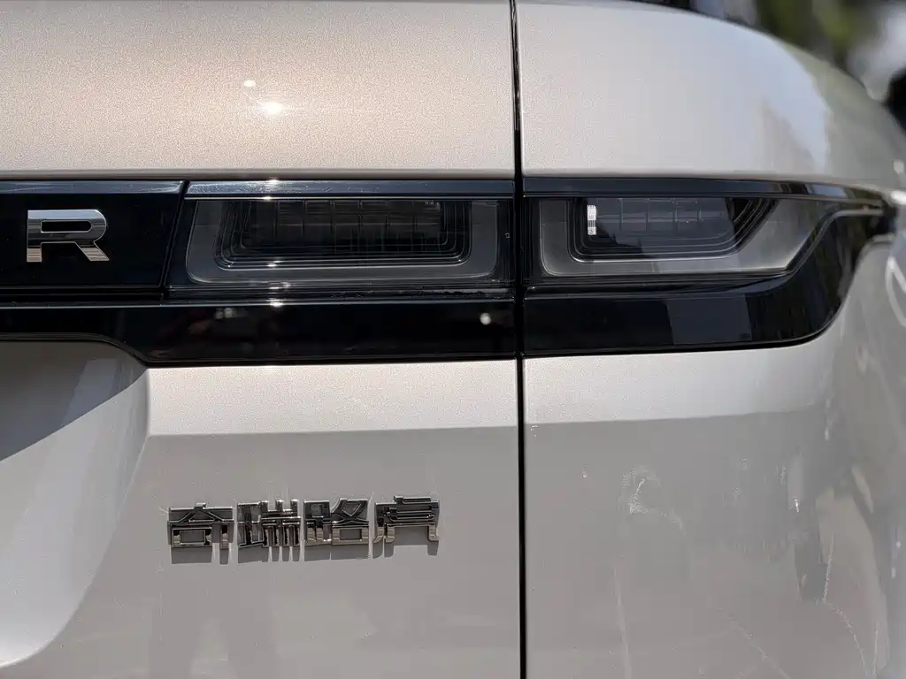 Land Rover Evoque 2023 — фото 27