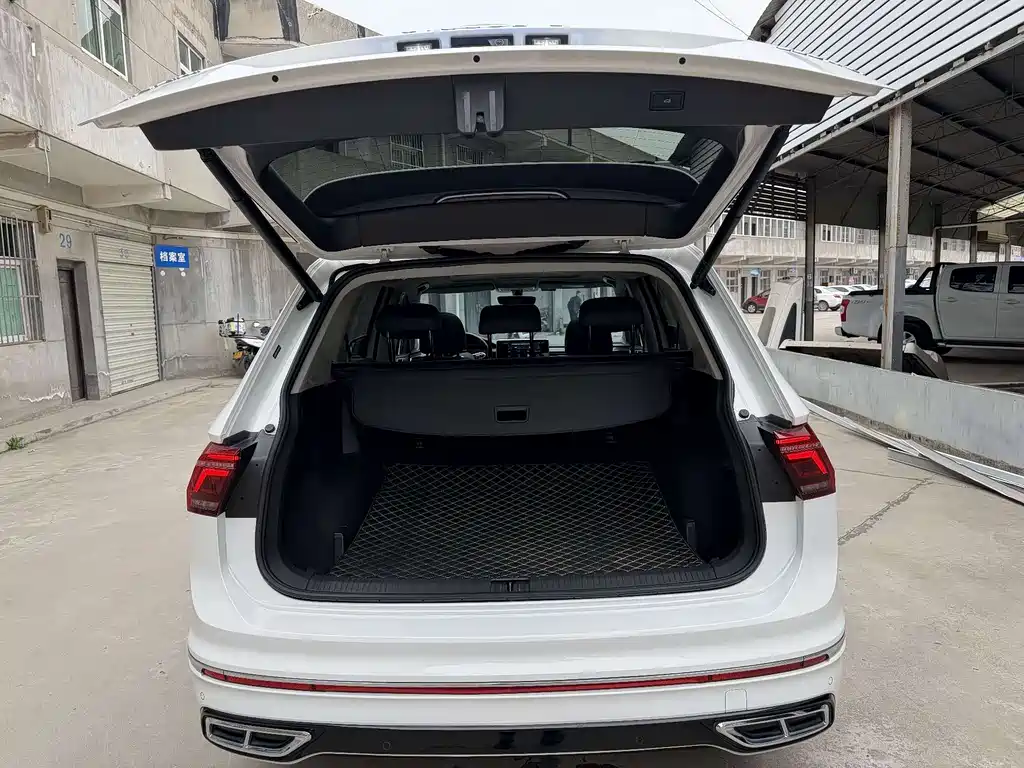 Volkswagen Tiguan L 2023 — фото 11