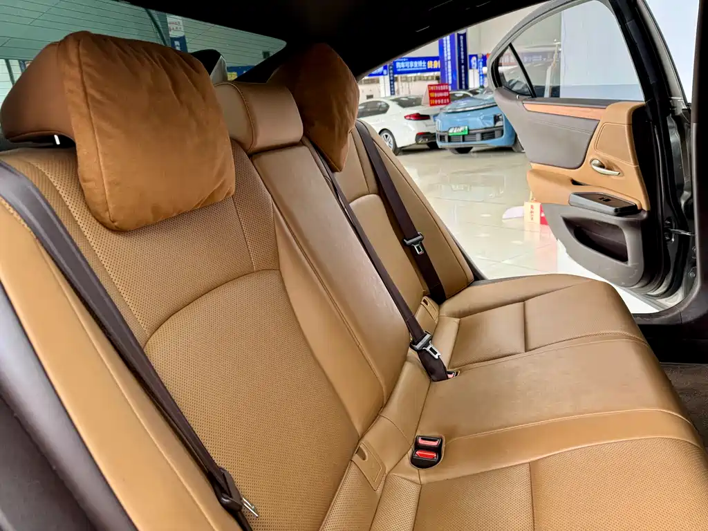Lexus ES 2020 — фото 11