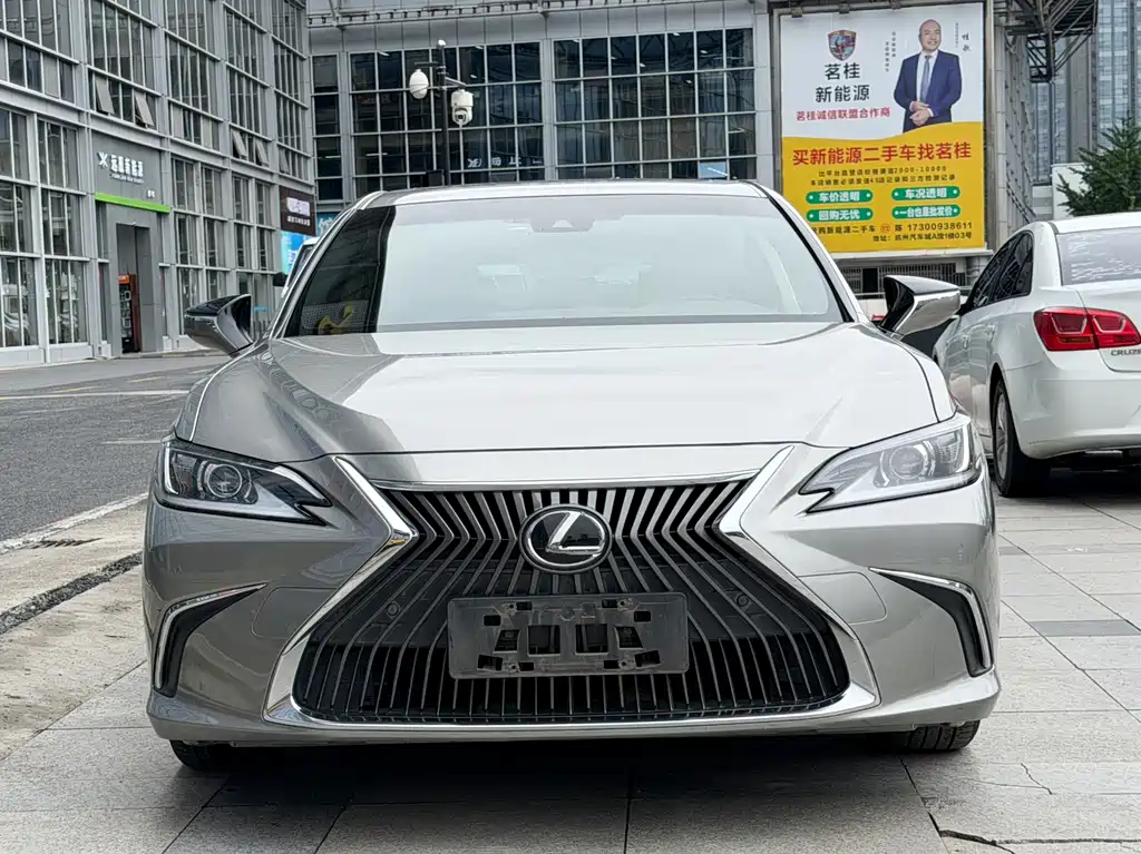 Lexus ES 2019 — фото 2