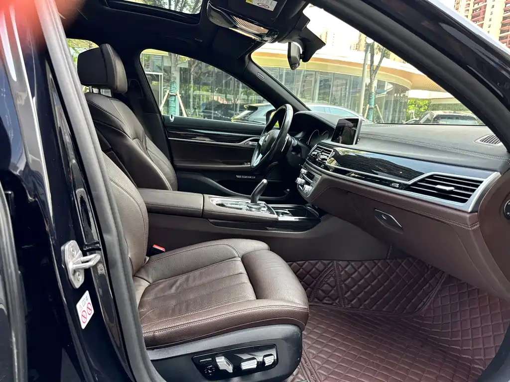 BMW 7 Series 2017 — фото 15