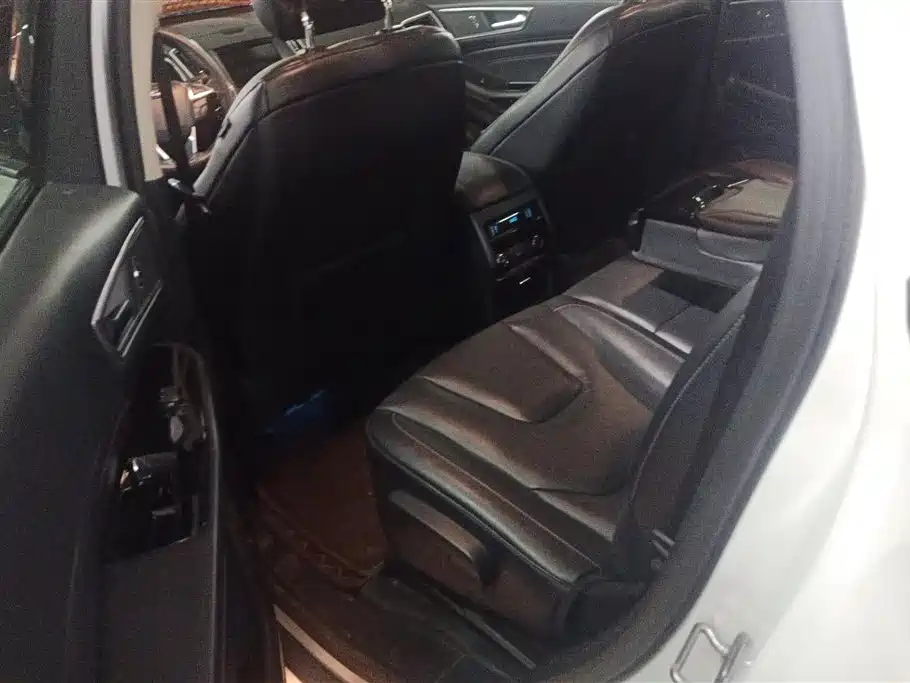 Ford Edge 2018 — фото 11